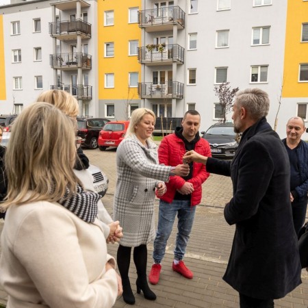 Prezydent Miasta Zgierza wręcza klucze do mieszkania mieszkance