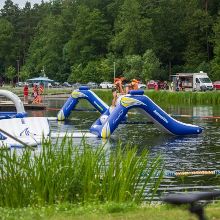 dmuchany tor przeszkód na kąpielisku Malinka  - czerwiec 2023 r.