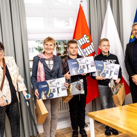 od lewej stoją:  Iwona Boberska (kierownik MUK), Urszula Janiszewska, Filip Mirowski, Wiktor Woźnica, Przemysław Staniszewski (Prezydent Miasta Zgierza)