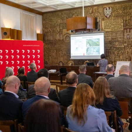 Prezentacja raportu w sali konferencyjnej Urzędu Miasta Zgierza