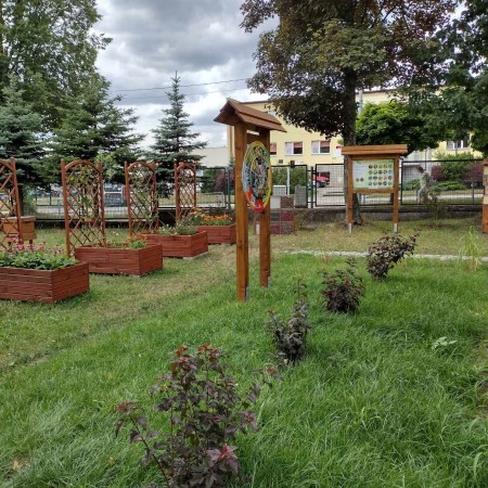 obsadzone roślinami grządki podwyższane