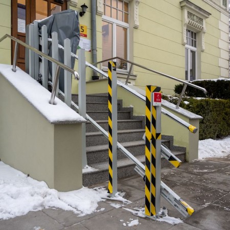 wyremontowane schody oraz podnośnik dla wózków przy wejściu do budynku USC