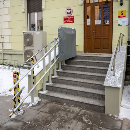 wyremontowane schody oraz podnośnik dla wózków przy wejściu do budynku USC