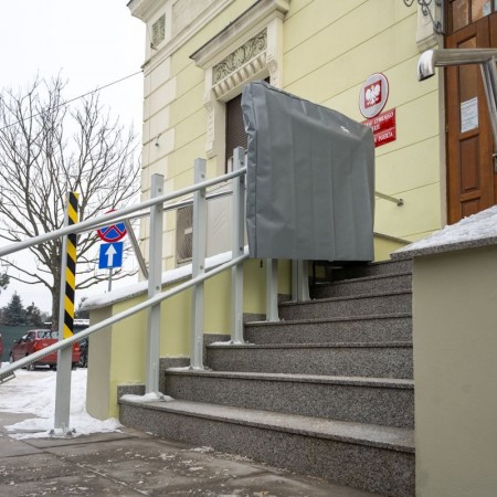 wyremontowane schody oraz podnośnik dla wózków przy wejściu do budynku USC