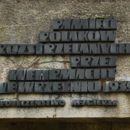 napis na pomniku w lesie Dąbrówka