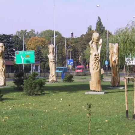 Drewniane rzeźby (zbieg: al. Armii Krajowej i ul. Długiej) - zdjęcie z 2007 r.