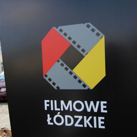 Zdjęcie tablicy "Filmowe łódzkie" ustawionej na pl. Jana Pawła II w Zgierzu