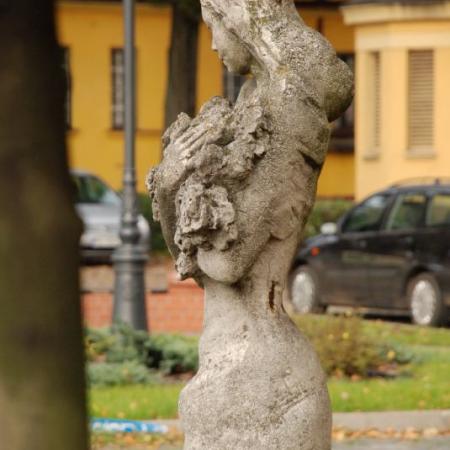 Posąg dziewczyny z naręczem kwiatów (ul. Łęczycka 24a) - zdjęcie z 2008 r.