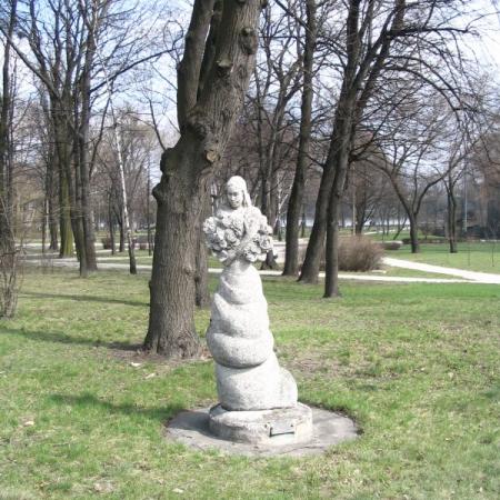 Posąg dziewczyny z naręczem kwiatów (ul. Łęczycka 24a) - zdjęcie z 2005 r.