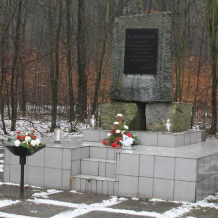 pomnik wraz z tablicą w Lesie Lućmierskim