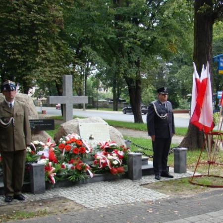 warta honorowa przy pomniku Waleriana Łukasińskiego