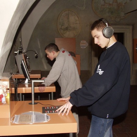 Młodież zwiedzająca wystawę - zdjęcie ze zbiorów Muzeum Uniwersytetu Jagiellońskiego