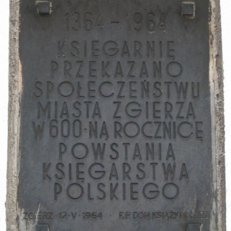 Księgarstwo polskie - ściana pawilonu (ul. Długa 10), wybudowanego w 1964 r. z przeznaczeniem na księgarnię - zdjęcie 2005 r.