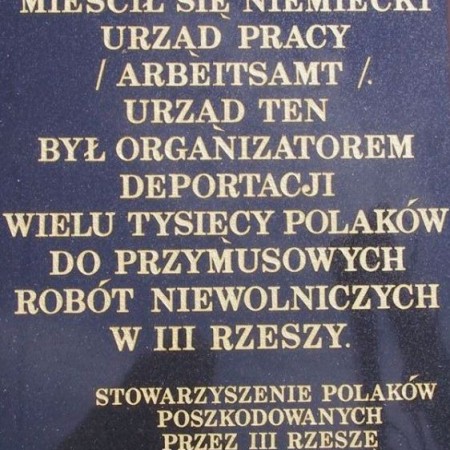 Tablica pamiątkowa - budynek przy ul. Długiej 42 - w latach 1939-1944 mieścił się niemiecki urząd pracy (Arbeistamt) - zdjęcie 2004 r. 