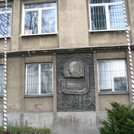 Stanisław Staszic - budynek Zespołu Szkół Ogólnokształcących im. S. Staszica (ul. 3. Maja 41) - zdjęcie 2005 r.