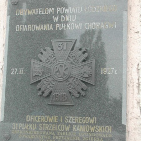 Tablica 31. Pułku Strzelców Kaniowskich - budynek Urzędu Miasta Zgierza (Plac Jana Pawła II 16) - zdjęcie 2002 r.