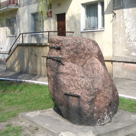 Kamień ze zniszczonym napisem przed siedzibą Związku Nauczycielstwa Polskiego (ul. Rembowskiego 29) - zdjęcie 2005 r.