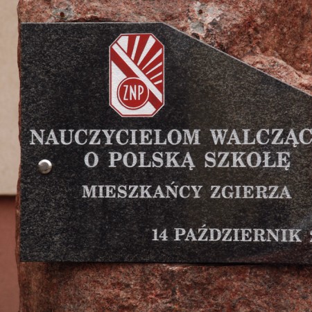 Tablica pamiątkowa przed siedzibą Związku Nauczycielstwa Polskiego (ul. Rembowskiego 29) - zdjęcie 2009 r.