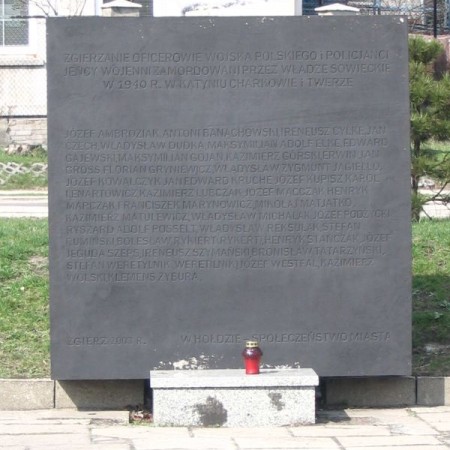 Ku czci zamordowanych w Katyniu, Charkowie i Twerze - Plac Stu Straconych (zbieg ulic Piątkowskiej i J. Piłsudskiego) - zdjęcie z 2005 r. 