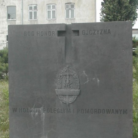 W hołdzie poległym i pomordowanym - Plac Stu Straconych (zbieg ulic Piątkowskiej i J. Piłsudskiego) - zdjęcie 2004 r.