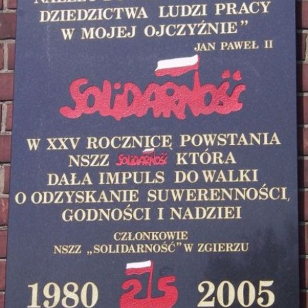 25. rocznica powstania NSZZ "Solidarność" - mur Kościoła Farnego św. Katarzyny (Plac Jana Pawła II) - zdjęcie 2005 r.