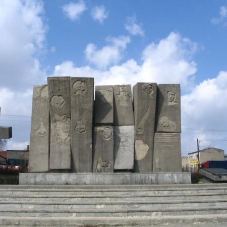 Pomnik Stu Straconych z 2005 roku wraz z schodami