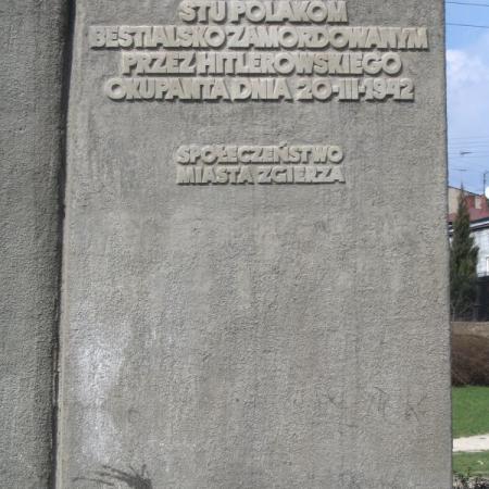 napis na Pomniku Stu Straconych z 2005 roku