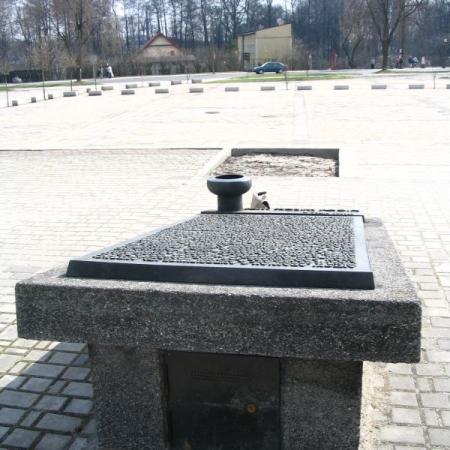 tablica dolna Pomnika Stu Straconych z 2005 roku od drugiej strony