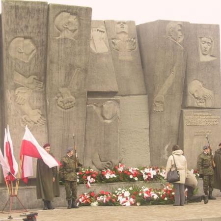 Pomnik Stu Straconych z 2007 roku wraz z wartą honorową i kwiatami składanymi przez mieszkańców