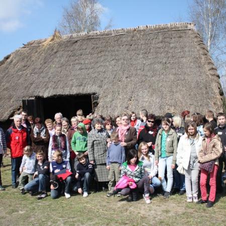 Pamiątkowe grupowe zdjęcie uczestników wycieczki w skansenie