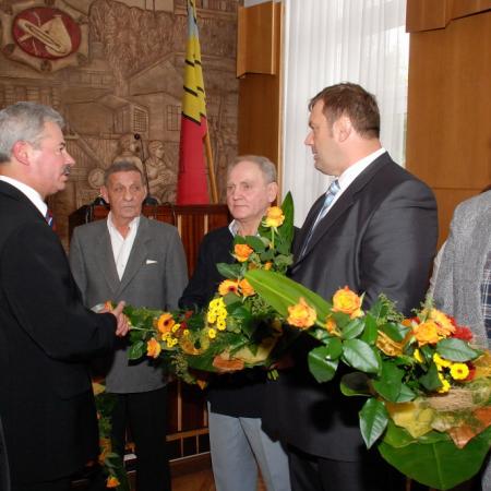 XXIV nadzwyczajna sesja Rady Miasta Zgierza - Gratulacje olimpijczykom składają: Przewodniczący RMZ Andrzej Mięsok i Prezydent Jerzy Sokół