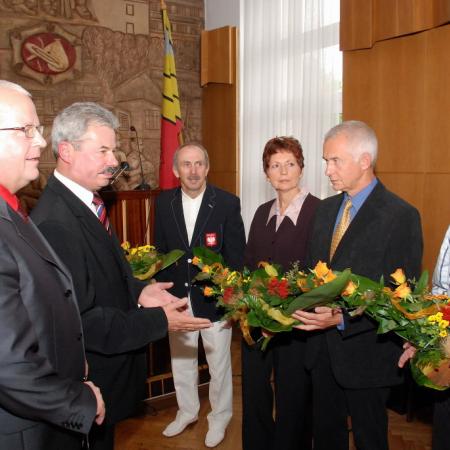 XXIV nadzwyczajna sesja Rady Miasta Zgierza - Podziękowania trenerom zgierskich olimpijek z Pekinu: Annie i Wojciechowi Szymańskim, Marianowi i Jakubowi Filipowiczom składają: Przewodniczący RMZ Andrzej Mięsok i Prezydent Jerzy Sokół