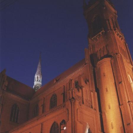 Zdjęcie przedstawia Kościół Farny pw. św. Katarzyny wykonane przez Łukasza Sobieralskiego w 2002 r.