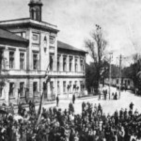 Widok na budynek Ratusza z 1916 r. w czasie obchodów Rocznicy Konstytucji 3-go Maja