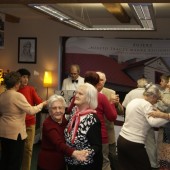 Zdjęcie przedstawiające potańcówkę i koncert muzyki rozrywkowej w wykonaniu Marka Kochanka