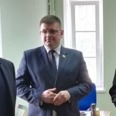 Zdjęcie z otwarcia biura poselskiego w Zgierzu - drugi od lewej poseł Tomasz Rzymkowski