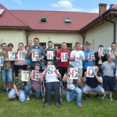 Zdjęcie podopiecznych stowarzyszenia dziękujących Tesco za przyznanie grantu