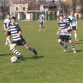 Zdjęcie grających w piłkę nożną juniorów Boruty - fot. http://juniorzyboruty.pl.tl/