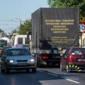 Zdjęcia samochodów stojących w korku na zgierskiej ulicy