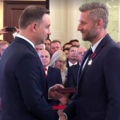 Prezydent RP Andrzej Duda odznacza Prezydenta Miasta Zgierza Przemysława Staniszewskiego 