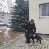 Policjant z psem - fot. Komenda Powiatowa Policji w Zgierzu