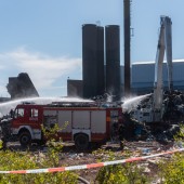 Wóz strażacki i ciężki sprzęt gaszą pożar wysypiska śmieci