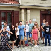 Grupa Polaków z Litwy przed budynkiem Hostelu FOLKier