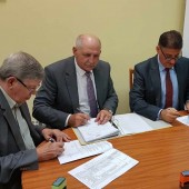 Porozumienie podpisują: Bogdan Jarota, Wojciech Brzeski oraz Władysław Skwarka