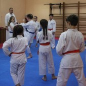 Dzieci trenujące karate i Mariusz Lewandowski