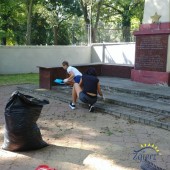 Sprzątanie cmentarza żołnierzy radzieckich przy ul. Parzęczewskiej