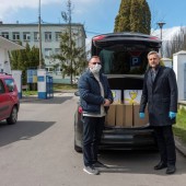 Samochód z paczkami przed wejściem do szpitala 