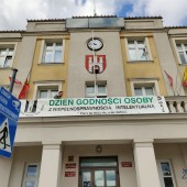 Baner z okazji Dnia Godności na balkonie budynku Ratusza