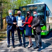 Przedstawiciele samorządów stoją przed autobusem linii 2 BIS