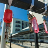 klucze do mieszkań wiszące na barierce